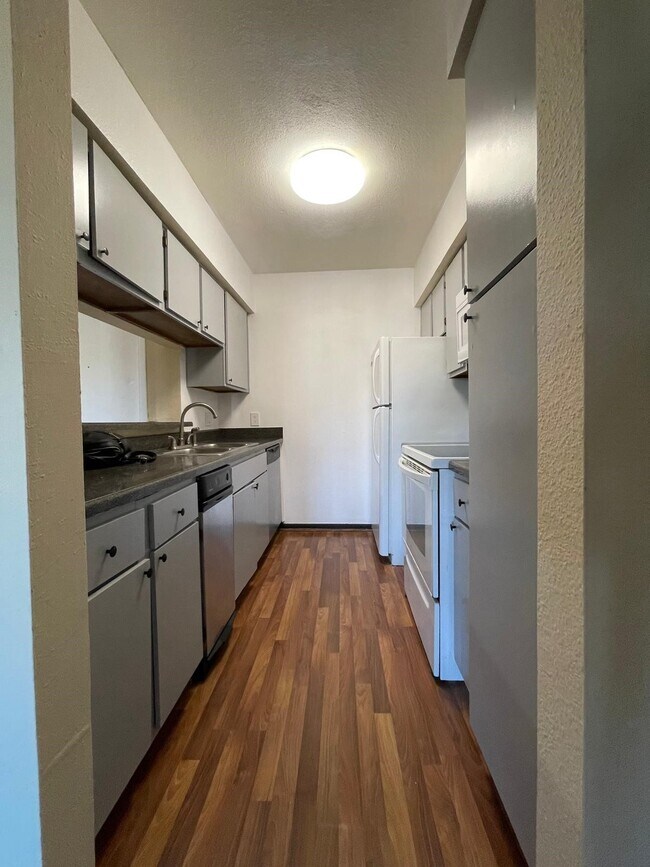 Building Photo - 3055 Walnut Bend Ln