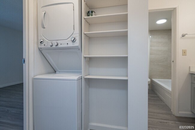 Building Photo - $2,395 / 1br - 514ft2 - The Highlander, 1bdrm, Incls Utilities, Avail April 1st (Aiea)