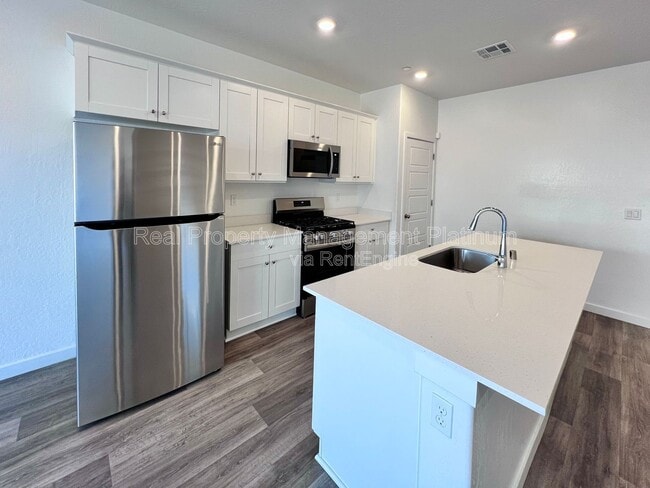 Building Photo - 6088 E Giavanna Ave