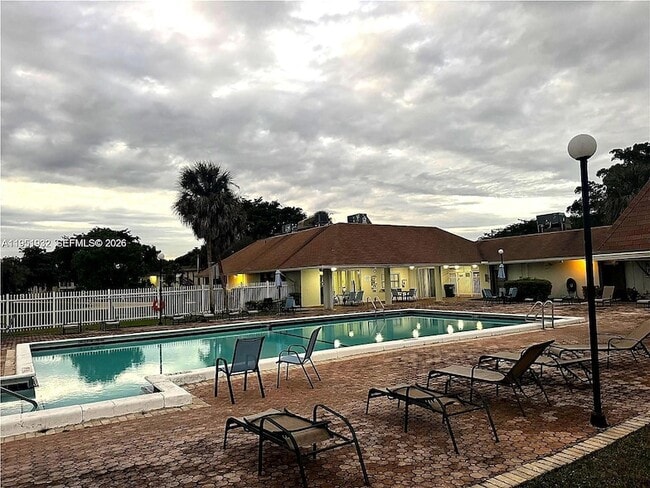 Building Photo - 5482 Lakewood Cir S