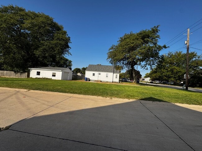 Building Photo - Great Location smaller 2 bedroom house wit...