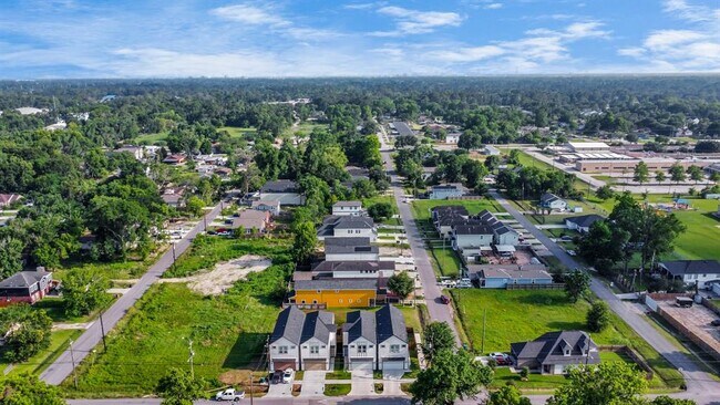 Building Photo - 2119 Esther Dr