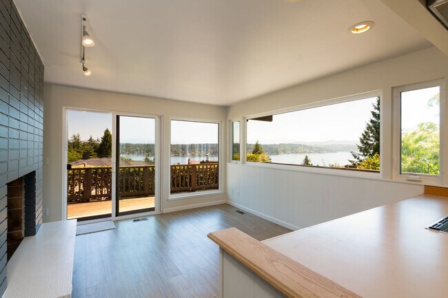 Building Photo - Exceptional Bellevue Home | Lake Sammamish Views | 5 Bed | 3 Bath | 3,380 Sq Ft