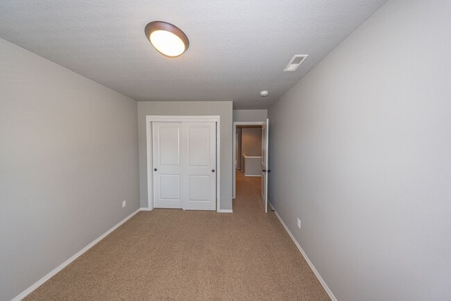 Building Photo - Three bedr townhouse in Orchards - Central AC