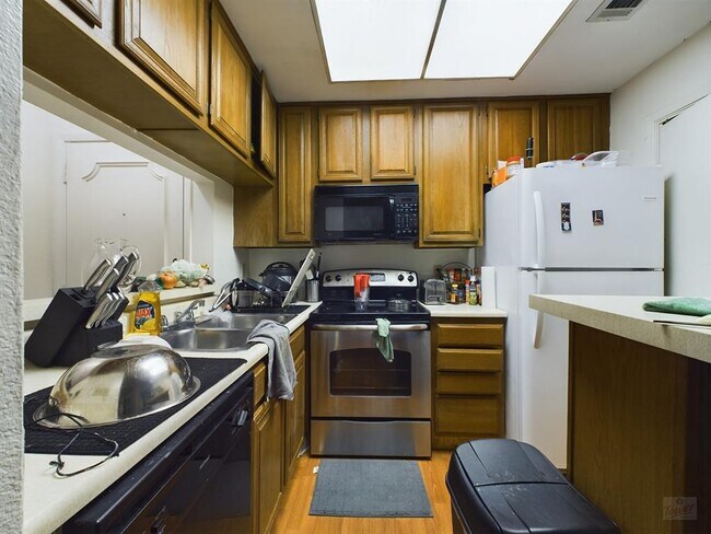 Building Photo - 806 W 24th St