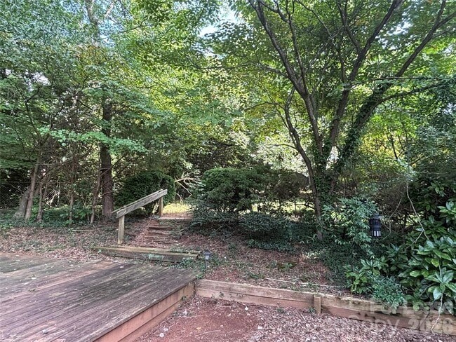 Building Photo - 724 Oakdale Dr