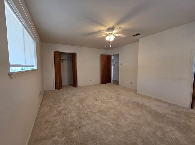 Building Photo - FOR LEASE!!