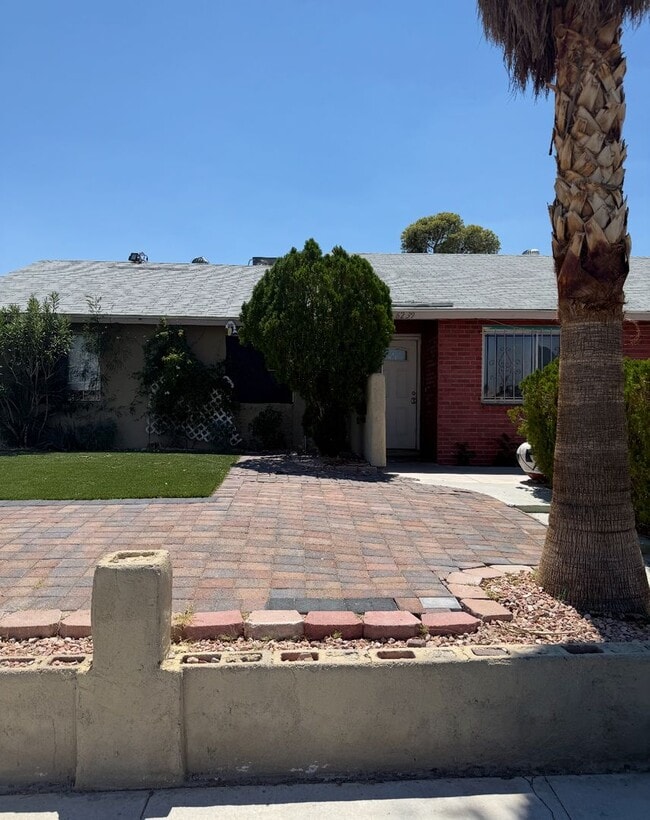 Building Photo - 4 BEDROOMS 2 BATHS HOUSE AVAILABLE FOR RENT