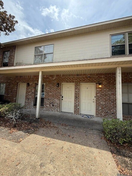 Primary Photo - 828 Meadow Bend Dr