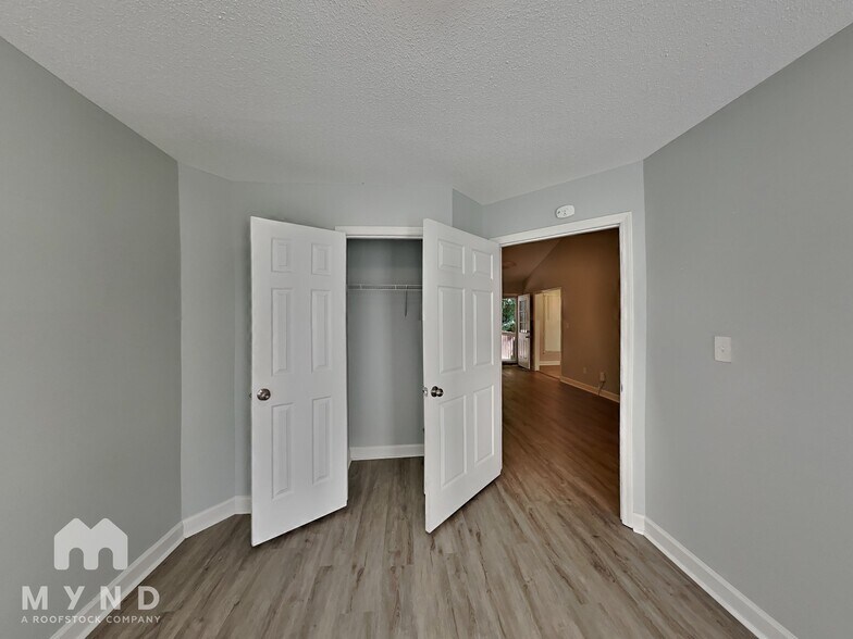 Building Photo - 904 Clifford Dr