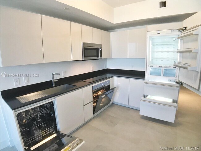 Building Photo - 1010 Brickell Ave