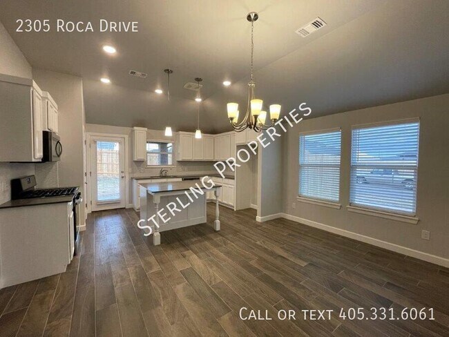 Building Photo - 2305 Roca Dr