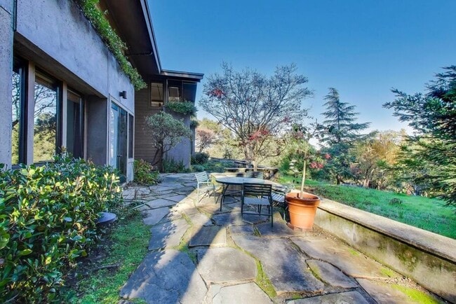 Building Photo - 28 Meadow Rd