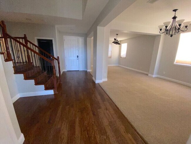 Building Photo - Top of the Hill - Gorgeous 5 Bedroom 3 Bat...