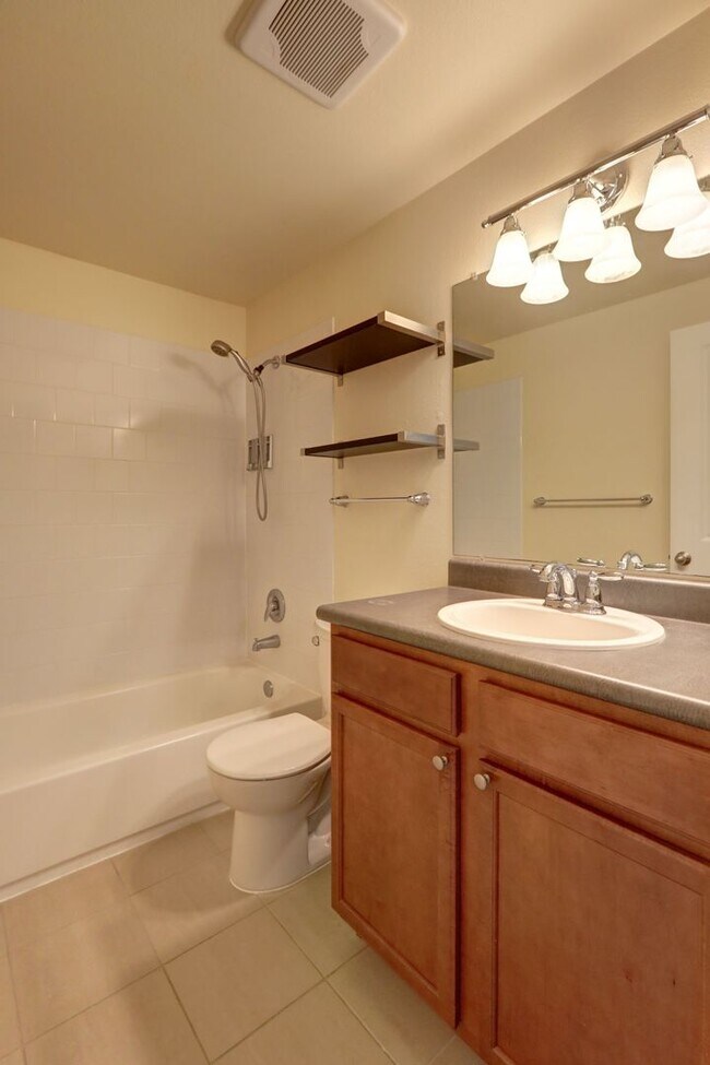 Building Photo - Spacious 2bd, 2ba Upper Unit Available in ...