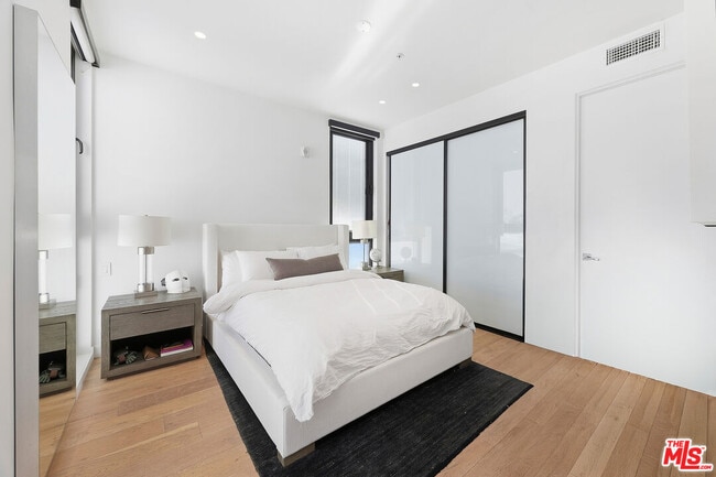 Building Photo - 1253 N Sweetzer Ave