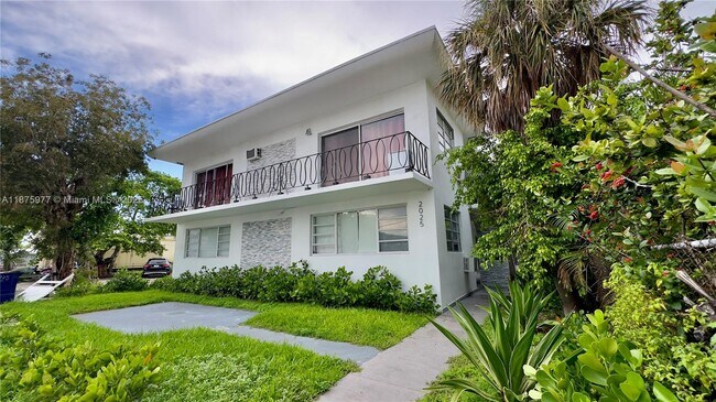 Building Photo - 2025 Bay Dr