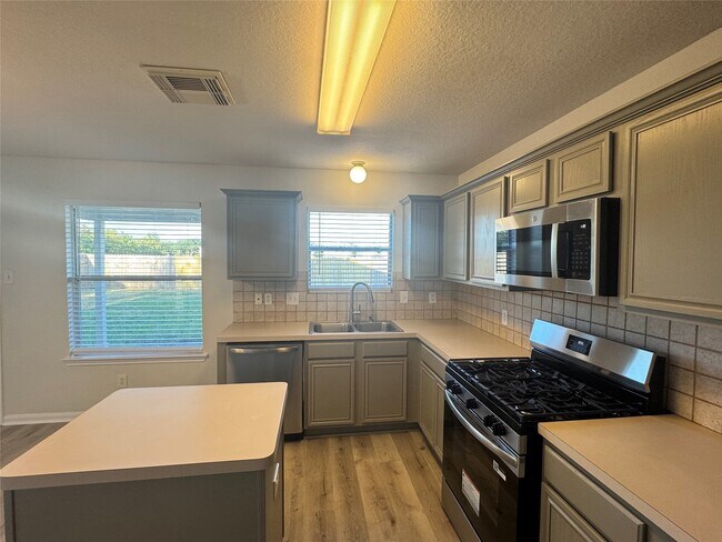 Building Photo - 11811 Madison Kendall Ln