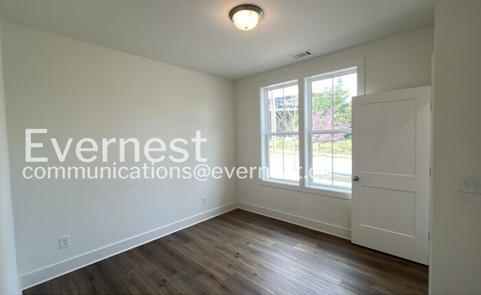 Building Photo - 724 Belletrace Cir