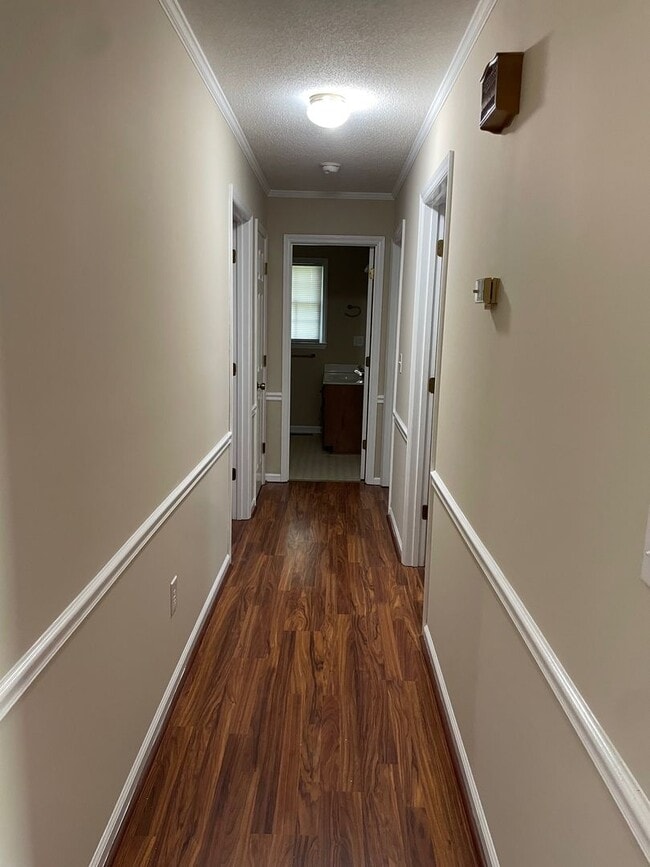 Building Photo - Beautiful 3 bed, 2 bath brick home located...