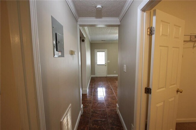 Building Photo - 818 Springlake Rd