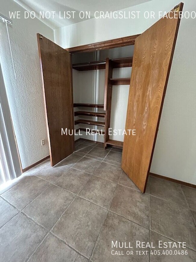 Building Photo - 2824 Silvertree Dr