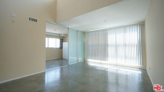 Building Photo - 922 W 23rd St
