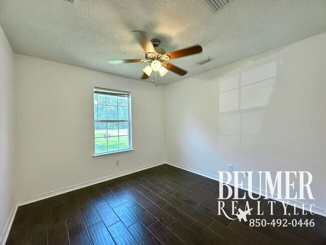 Building Photo - 3 bedroom 2 bath home with Beautiful Backyard