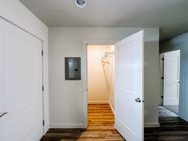 Building Photo - Newer Duplex for Rent Between Twin Bridges and Sheridan!