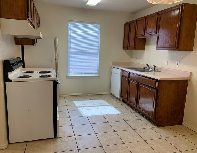 Building Photo - 1708 Benttree Dr
