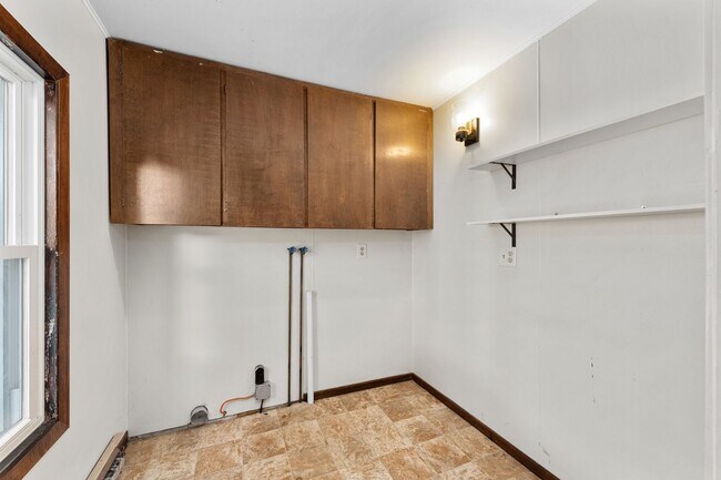 Building Photo - 568 W Main St