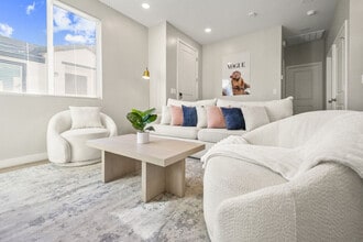 Building Photo - 6606 W Paradise Ln