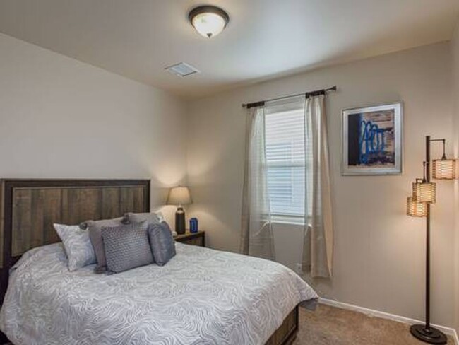 Building Photo - Beautiful East side House 3 Bed