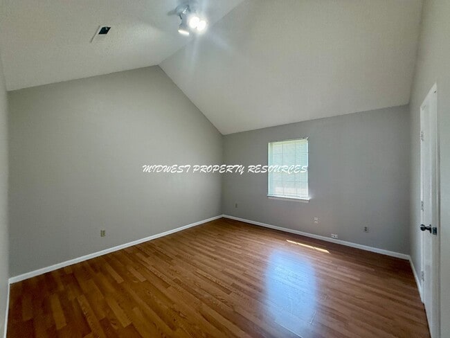 Building Photo - Beautiful 2 Bedroom Townhome with Updated ...