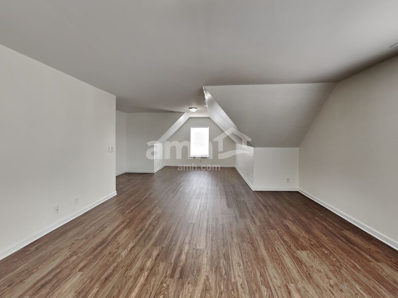 Building Photo - 1262 Lasalle Dr