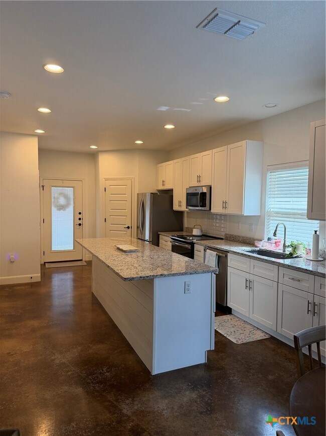 Building Photo - 1366 Hanz Dr