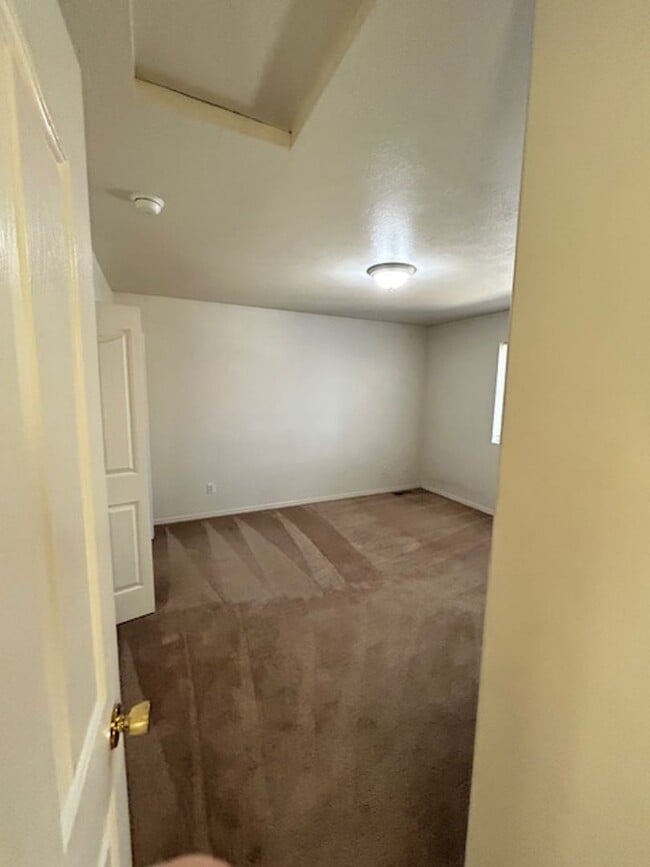 Building Photo - 3 Bedroom 2 Bathroom Centrally Located Tow...