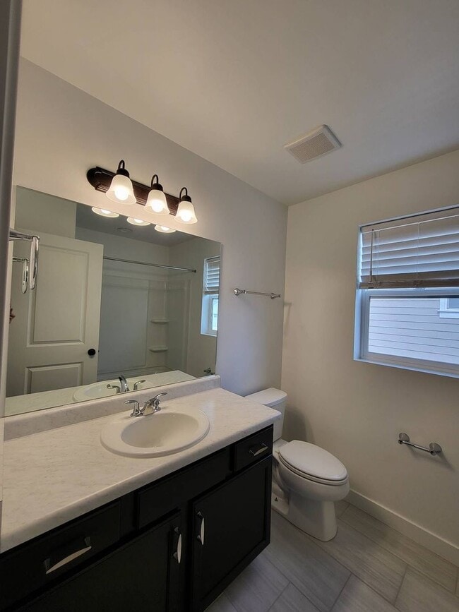 Building Photo - Pet Friendly Gorgeous Row End Townhome w 2...