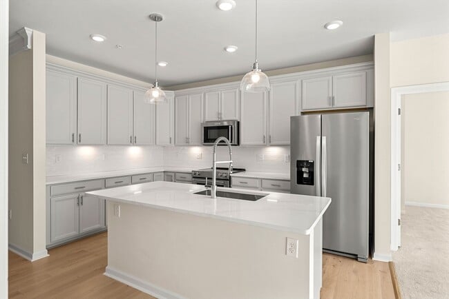 Building Photo - 2 Stratton Dr