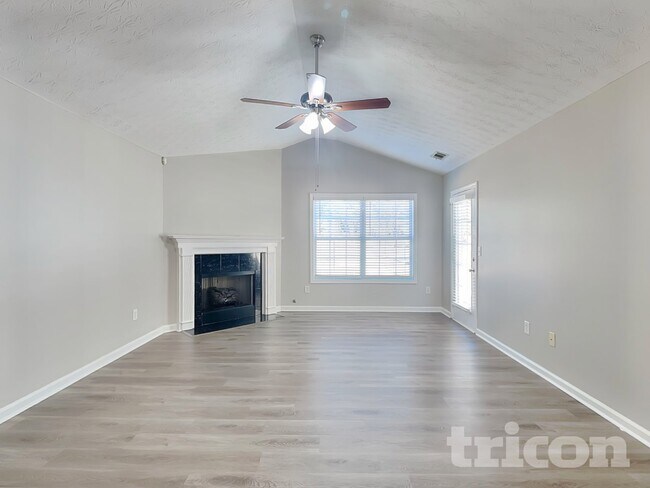 Building Photo - 613 Shadow Lake Dr