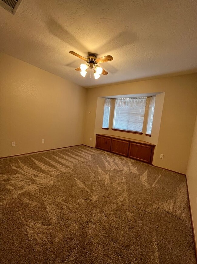 Building Photo - Beautiful 3 bedroom 2 bathroom home in App...