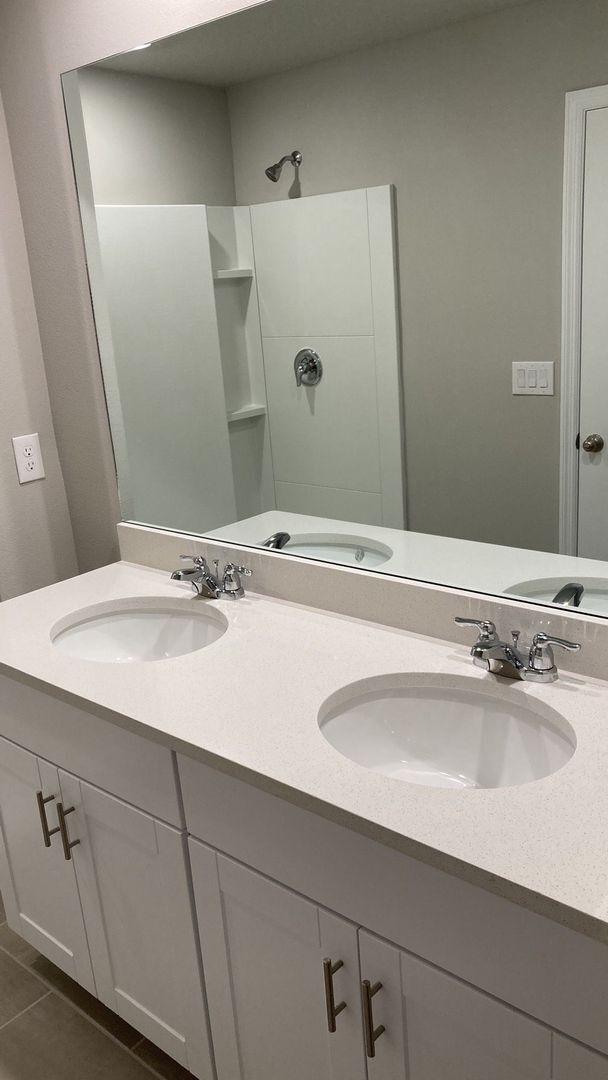 Building Photo - Like new 3 bedroom, 2.5 bathroom, 1 car ga...