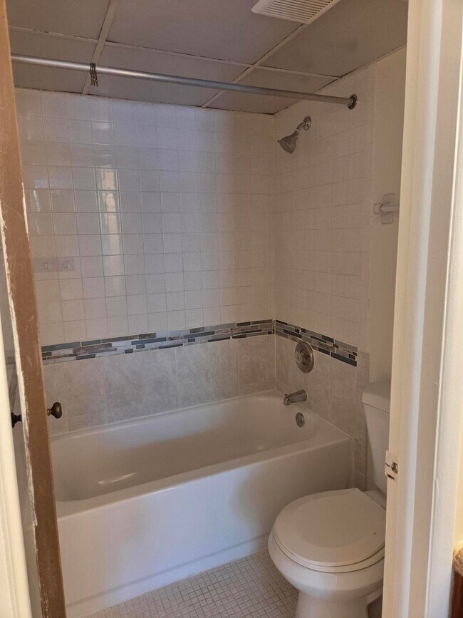 Building Photo - 3750 Inverrary Dr