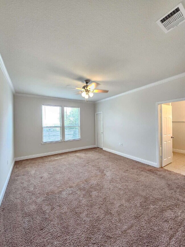 Building Photo - "Charming 4-Bed, 2-Bath Oasis in Austin!!