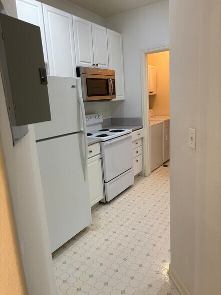 Kitchen - 550 Mohawk Dr