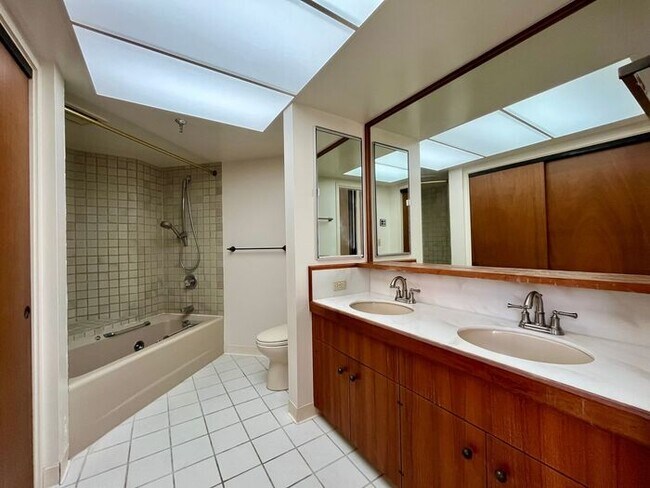 Building Photo - Punchbowl- Continental Plaza: Large 2BR, 2...