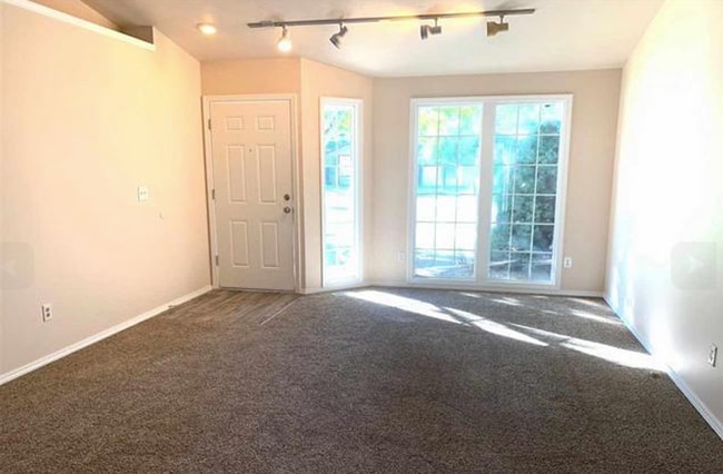 Building Photo - Great Single Family Home In Quiet Neighbor...