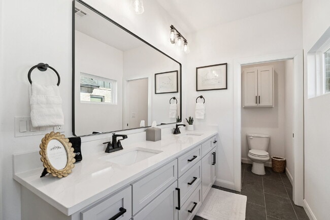 Building Photo - Fully Furnished 4 Bedroom + Bonus Room