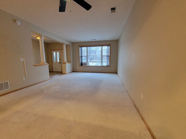 Building Photo - Lovely 2 Bed / 2 Bath TH w/ Heated Underground Parking in Plymouth!