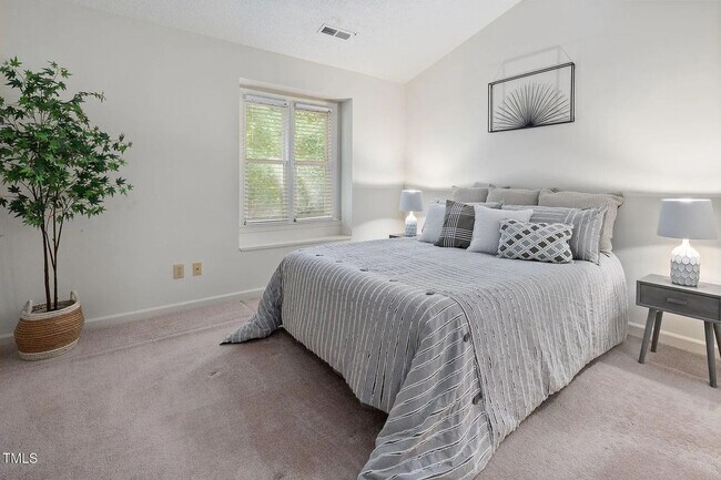 Building Photo - Townhouse in Woodcroft!